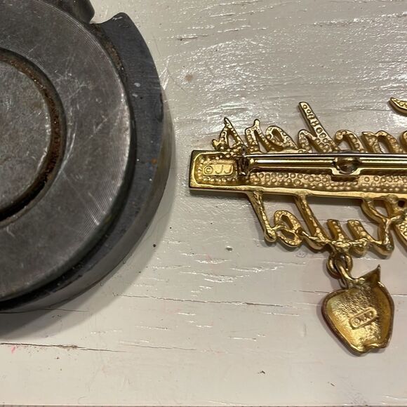 Vintage 2.3” Joanette Jewelry Teachers Rule gold tone brooch ruler enamel apple - Picture 11 of 13